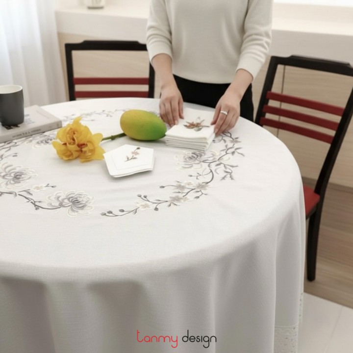  Khăn trải bàn tròn 230 trắng thêu hoa cúc ghi